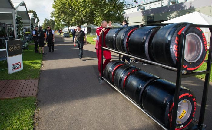 Kesibukan kru tim di belakang garasi (paddock)