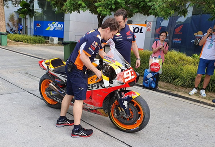 Motor Honda RC213V milik Marc Marquez yang kecelakaan pada tes Sepang hari Sabtu saat dibawa ke garai tim Repsol Honda