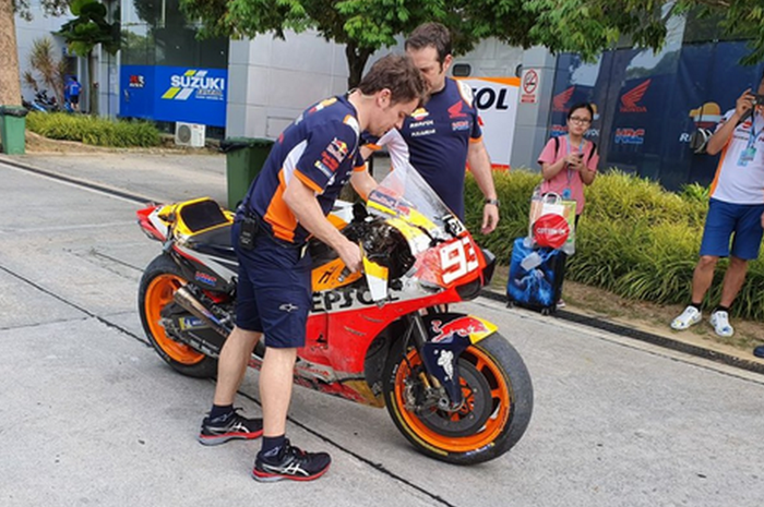 Motor Honda RC213V milik Marc Marquez yang kecelakaan pada tes Sepang hari Sabtu saat dibawa ke garai tim Repsol Honda