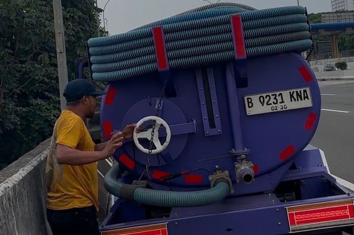 Truk tangki tinja yang tepergok buang muatan sembarangan ke kali Ciliwung dari atas tol Cijago, (31/8/25)