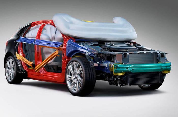 Volvo V40 pedestrian airbags