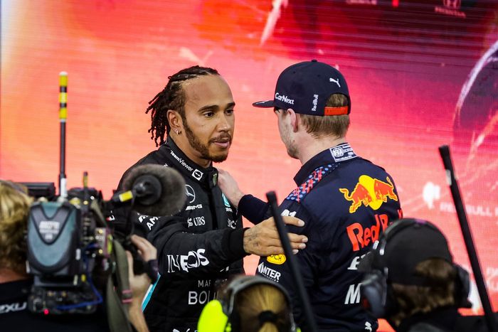 Lewis Hamilton menerima kelalahannya dari Max Verstappen di balap F1 Abu Dhabi 2021, meskipun kecewa dengan keputusan race director