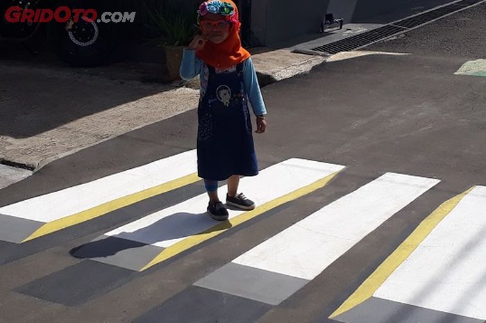 Anak kecil melintas di zebra cross Kampung 3D, Depok
