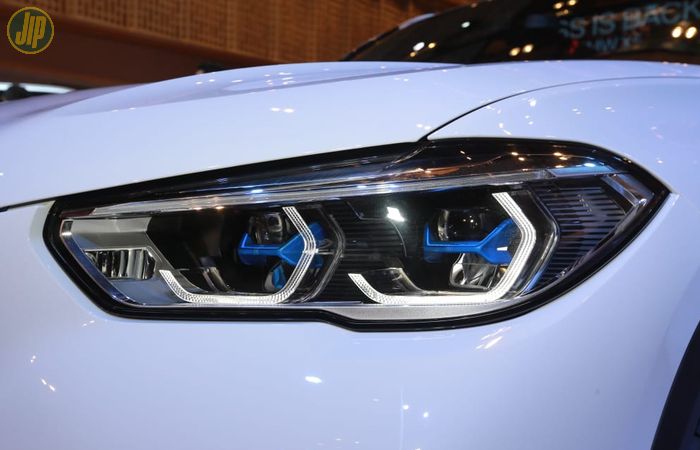 Lampu BMW X5 xDrive 40i ini punya teknologi tinggi, mengandalkan sistem laser