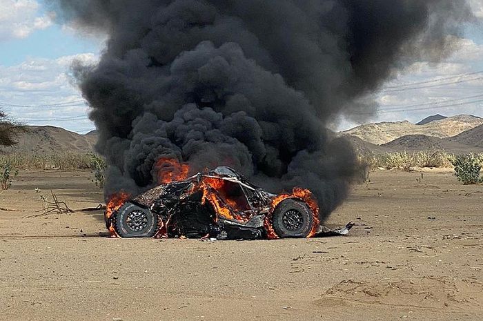 Mobil buggy tim Rebellion terbakar saat melakukan sesi shakedown menjelang Reli Dakar 2022