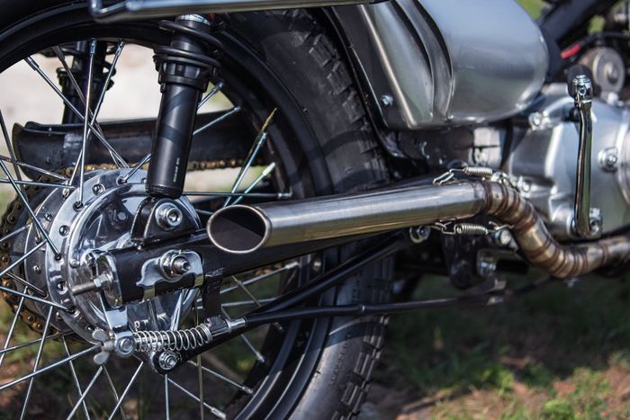 Mesin Karisma dipasangkan dengan knalpot free flow dari stainless steelMesin Karisma dipasangkan dengan knalpot free flow dari stainless steel