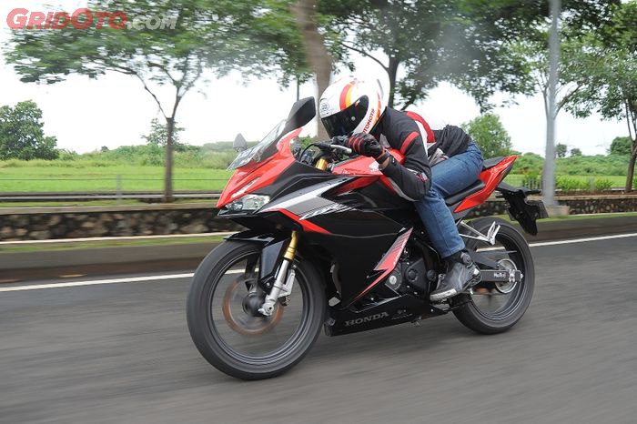 Honda CBR150R punya tenaga yang kuat di putaran bawah dan tengah