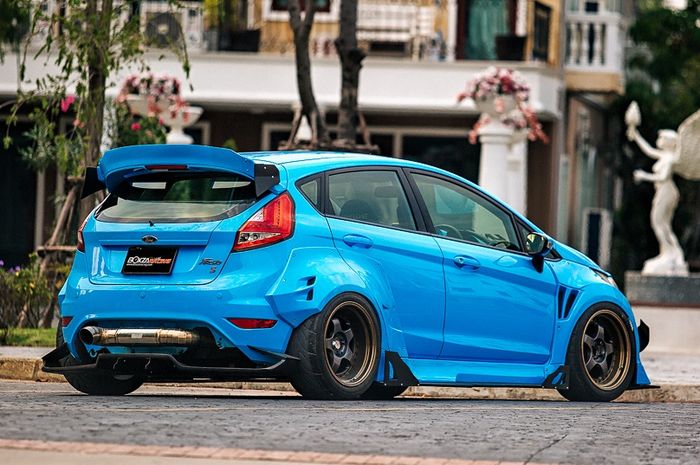 Modifikasi Ford Fiesta gambot ini juga punya kabin sporty dan audio jempolan