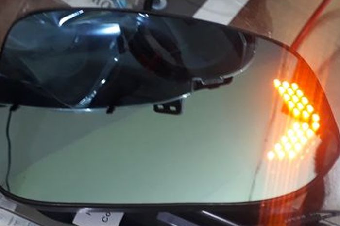 Pasang lampu sein  dalam kaca spion mobil