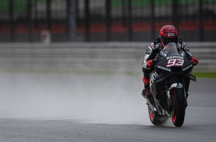 Marc Marquez menggeber Honda RC213V dalam kondisi trek basah akibat hujan pada tes MotoGP 2023 di Sirkuit Sepang, malaysia, Sabtu (11/2)