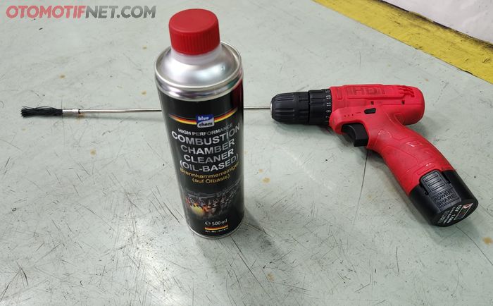 Chemical dan alat tambahan untuk menyikat kerak diujung piston