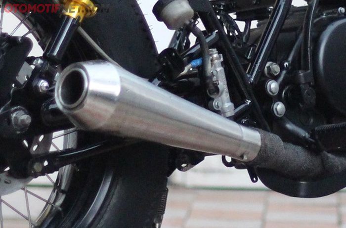 Knalpot custom dengan silencer mendongak