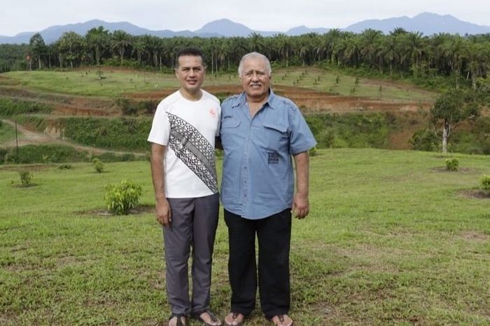 Musa Rajekshah (kiri) atau Ijeck, Wakil Gubernur Sumut bersama ayahanda, H. Anif