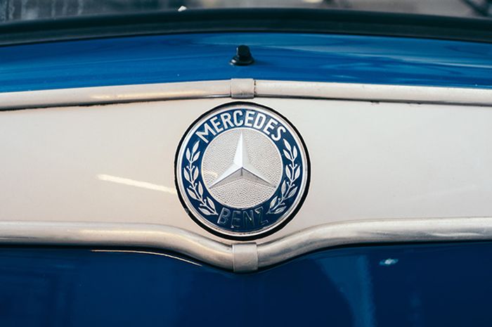 Ilustrasi logo Mercedes-Benz