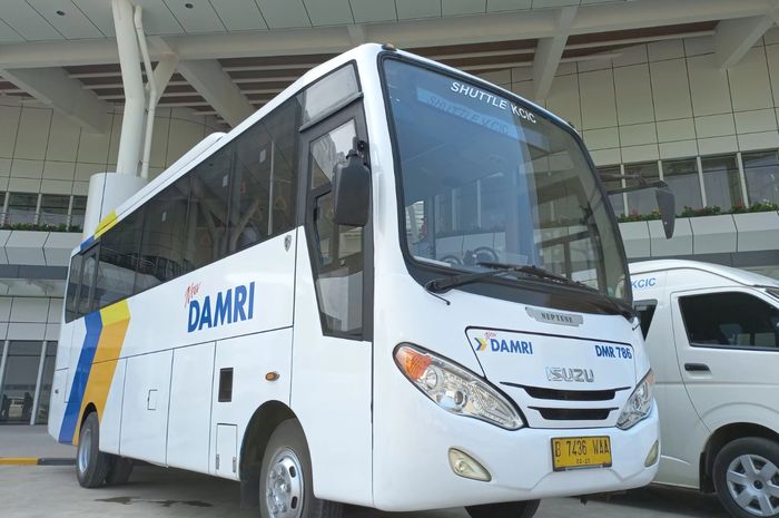 Armada shuttle bus DAMRI untuk melayani trayek dari dan menuju stasiun KCIC.