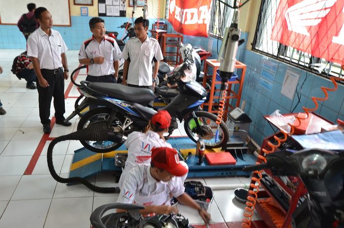 Head of Corporate Communication Wahana Artha, Taryudin (tengah) bersama guru SMKN 6 Kab Tangerang, melihat praktik service ringan yang sedang dikerjakan siswa