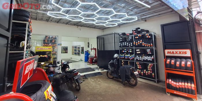 Store atau bengkel terbaru Djoeragan Ban Motor berada di Jalan Tanah Baru, Depok, Jawa Barat 