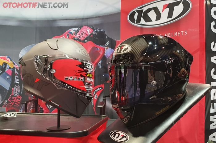 Dua helm terbaru KYT yang diluncurkan di AIM Expo 2023 di Las Vegas, Nevada, Amerika Serikat, KX-1 Race dan R2R