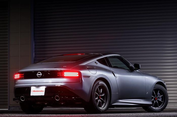 Modifikasi Nissan Fairlady Z tampil stylish ganti pelek RS Watanabe