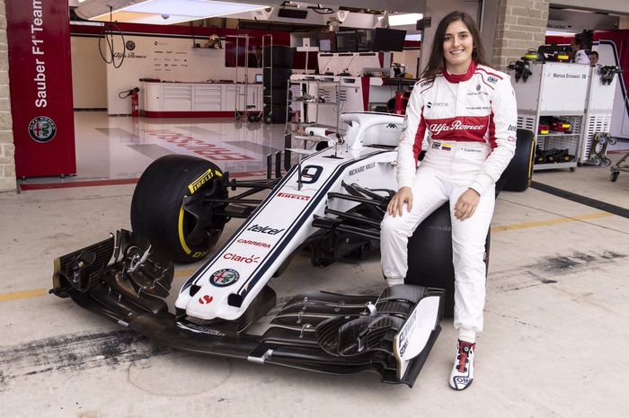 Tatiana Calderon mengukir sejarah aat mengemudikan mobil F1 Sauber C37 di Mexico City