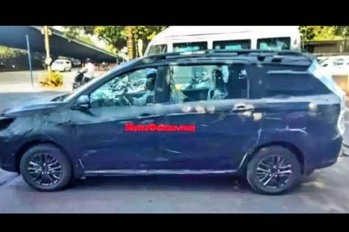 Sosok yang diduga sebagai Ertiga Cross