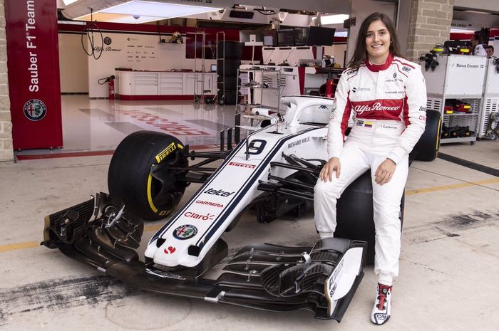 Tatiana Calderon mengemudikan mobil F1 Sauber C37 untuk keperluan syuting di Mexico City