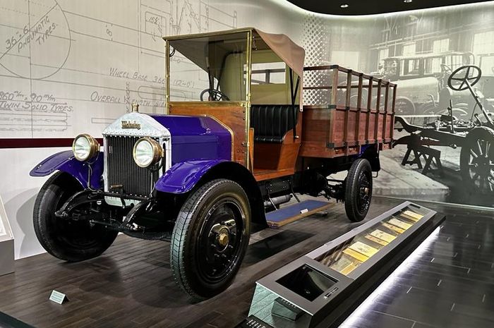 Model paling menarik yang seakan menyambut para pengunjung museum Isuzu Plaza adalah Wolseley CP Truck tahun 1924