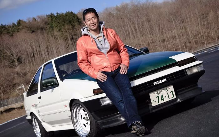 Keiichi Tsuchiya dan Toyota AE86 miliknya.