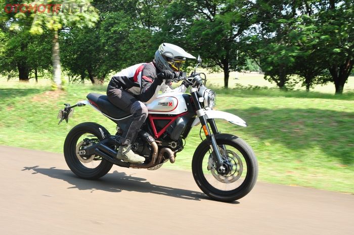 Scrambler Ducati Desert Sled pakai mesin  803 cc 2 silinder L-Twin