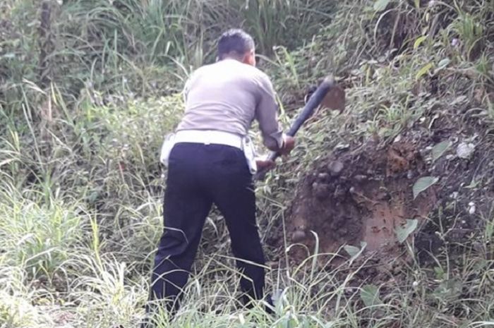 Polisi di Kalimantan Timur cangkul tanah untuk tambal jalan yang berlubang
