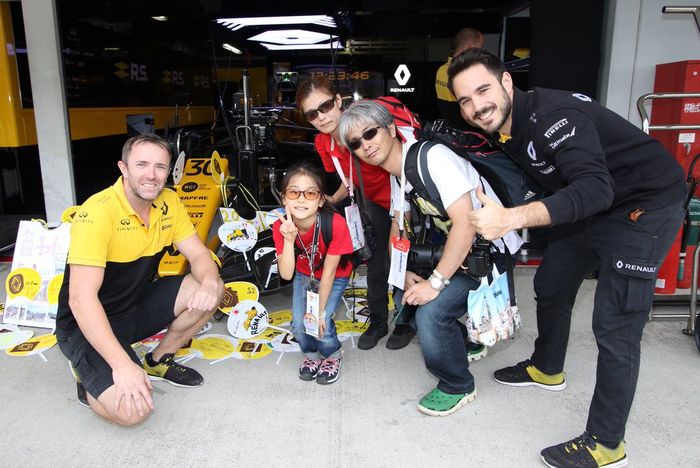 Para fans F1 bisa dengan leluasa berfoto dengan kru tim di hari Kamis karena belum ada kegiatan resmi