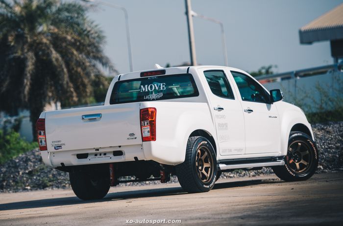 Tampilan belakang modifikasi Isuzu D-Max bergaya racing