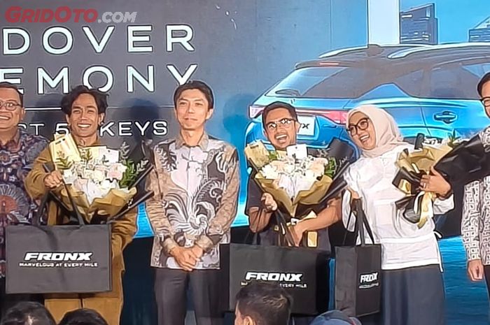 Simbolis serah terima perdana Suzuki Fronx di Indonesia.
