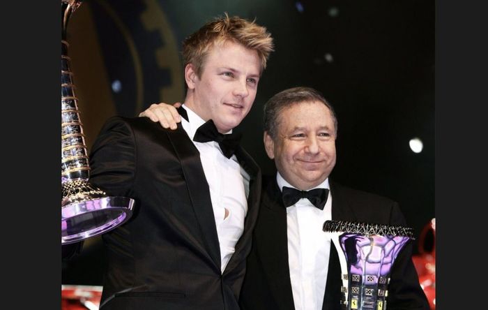 Kimi Raikkonen dan Jean Todt saat menerima trofi juara dunia pembalap dan konstruktor 2007