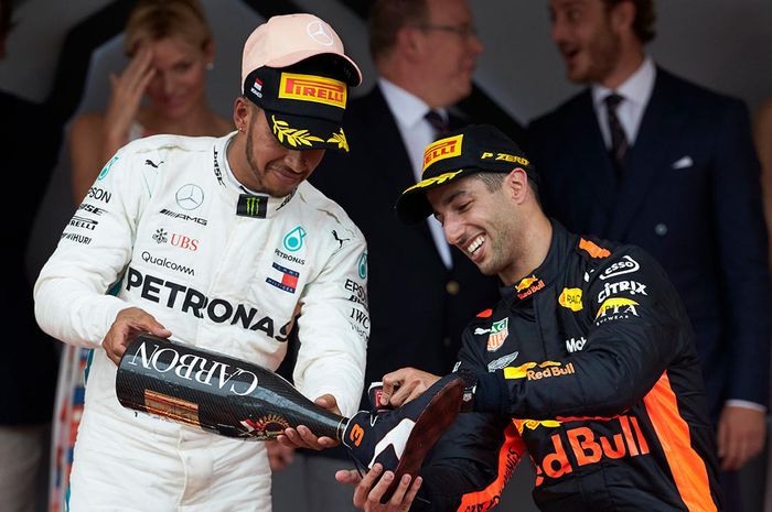 Lewis Hamilton dan Daniel Ricciardo berbagi kegembiraan di podium GP F1 Monako