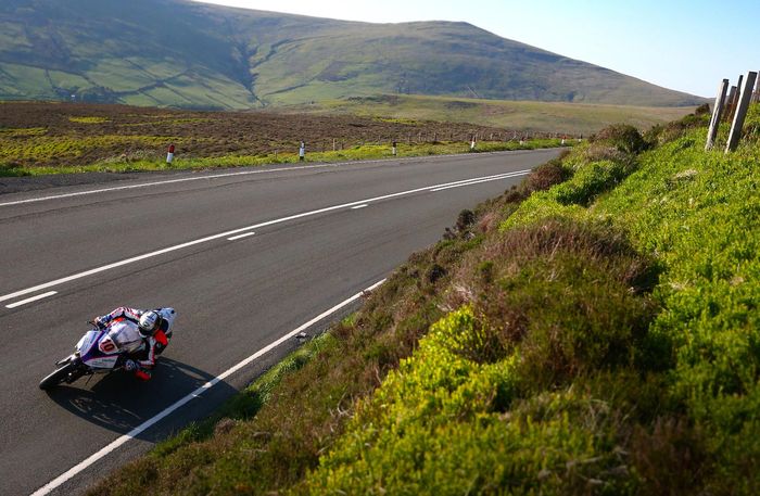 Salah satu rute Isle of Man TT yang melintasi perbukitan