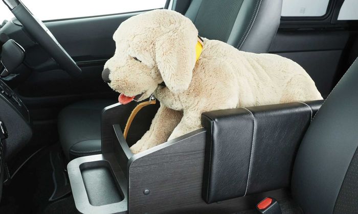 Ruang kabin Toyota HiAce diset ramah bagi anjing kesayangan