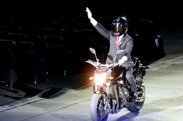 Presiden Jokowi naik motor Yamaha FZ1