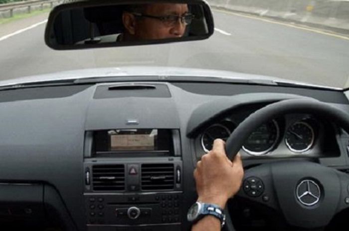 Ilustrasi blind spot saat mengemudi