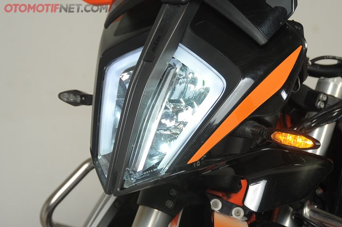 Lampu utama KTM 790 Adventure R pakai jenis LED dan dilengkapi DRL
