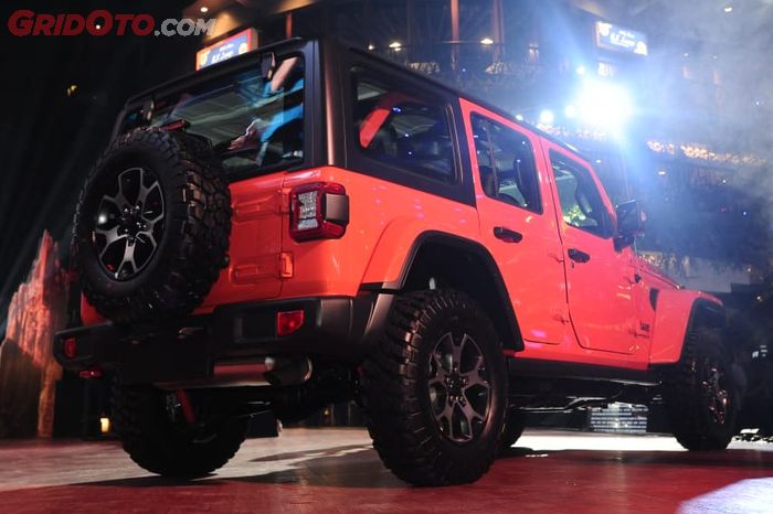 Jeep Wrangler JL dengan ban profil MT sebagai standarnya