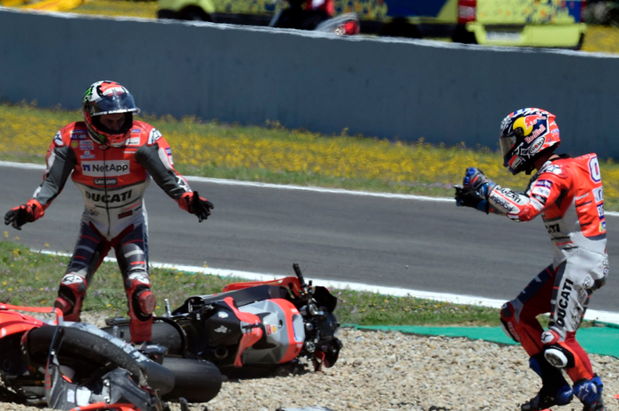 Andrea Dovizioso dan Jorge Lorenzo usai kecelakaan di MotoGP Spanyol.
