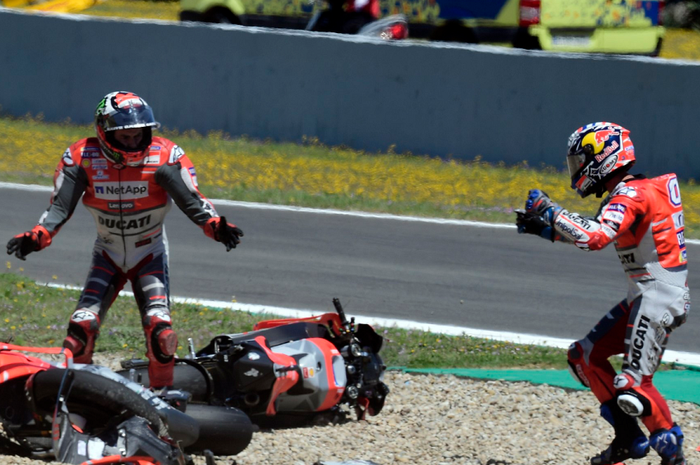 Andrea Dovizioso dan Jorge Lorenzo usai kecelakaan di MotoGP Spanyol.