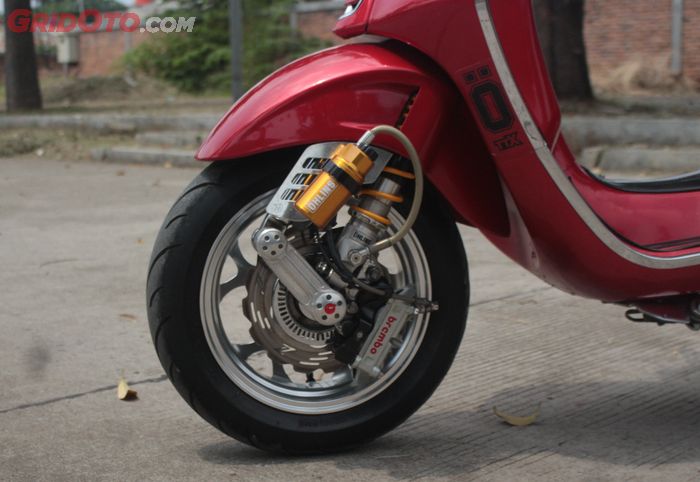Kaki-kaki depan Vespa Sprint cangkok shokbreker Ohlins TTX dan rem Brembo