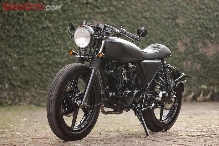 Manis, Honda Tiger lawas berkonsep cafe racer minimalis garapan Batakastem.