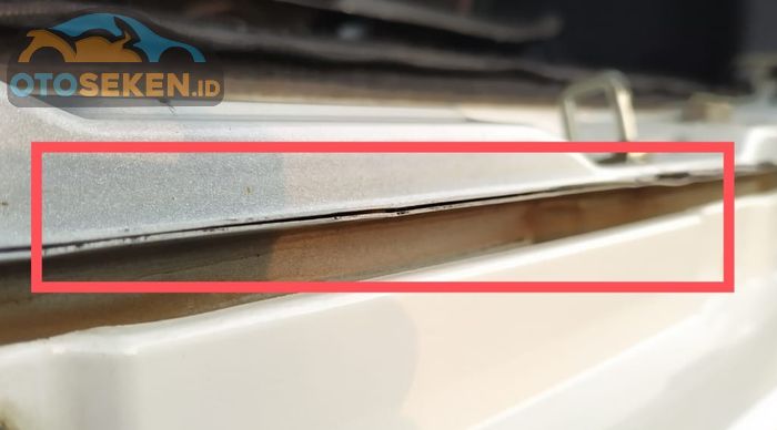 Cek sambungan bodi yang ditutup karet bagasi. Harus rapi dan ada titik las