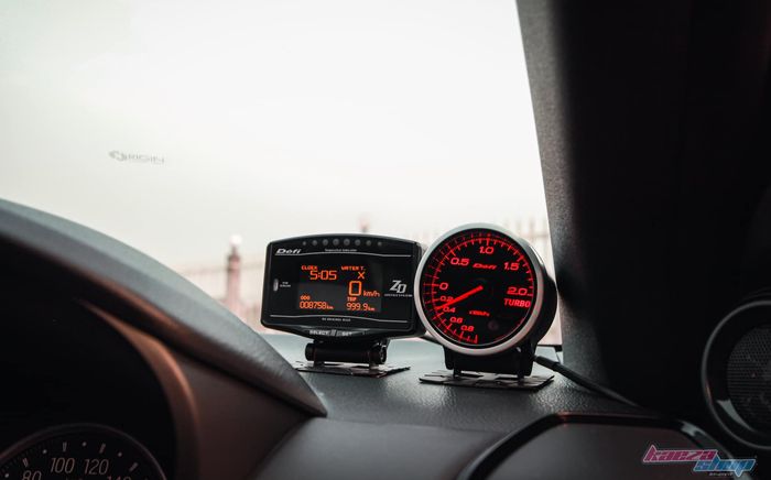 Indikator Defi ZD dan boost meter Defi di kabin Honda City Hatchback