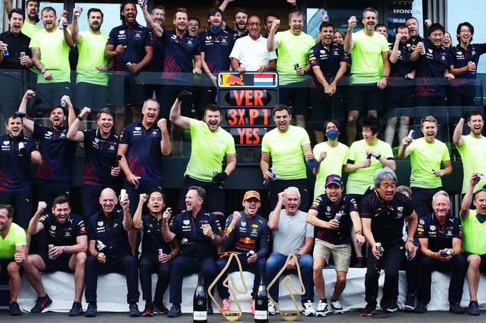 Tim Red Bull merayakan kemenangan Max Verstappen di F1 Austria 2021