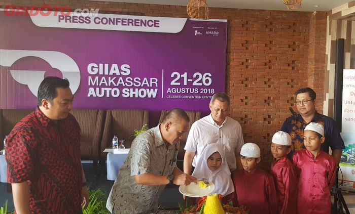 Rangkaian acara GIIAS Makassar dibuka dengan do'a bersama dan memotong tumpeng bersama anak yatim