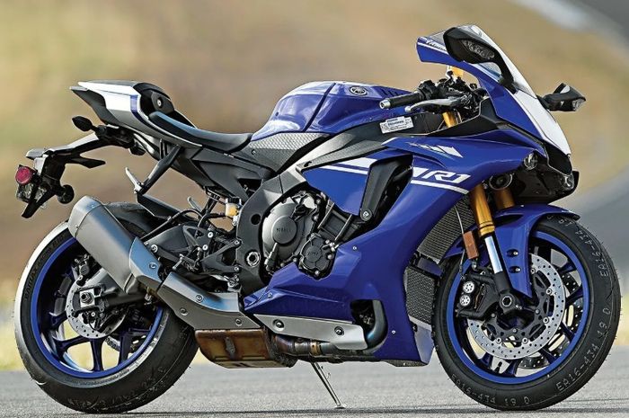 Yamaha R1, adalah versi yang sedikit lebih rendah dari R1M. Perbedaan ada pada penggunaan material di bodinya